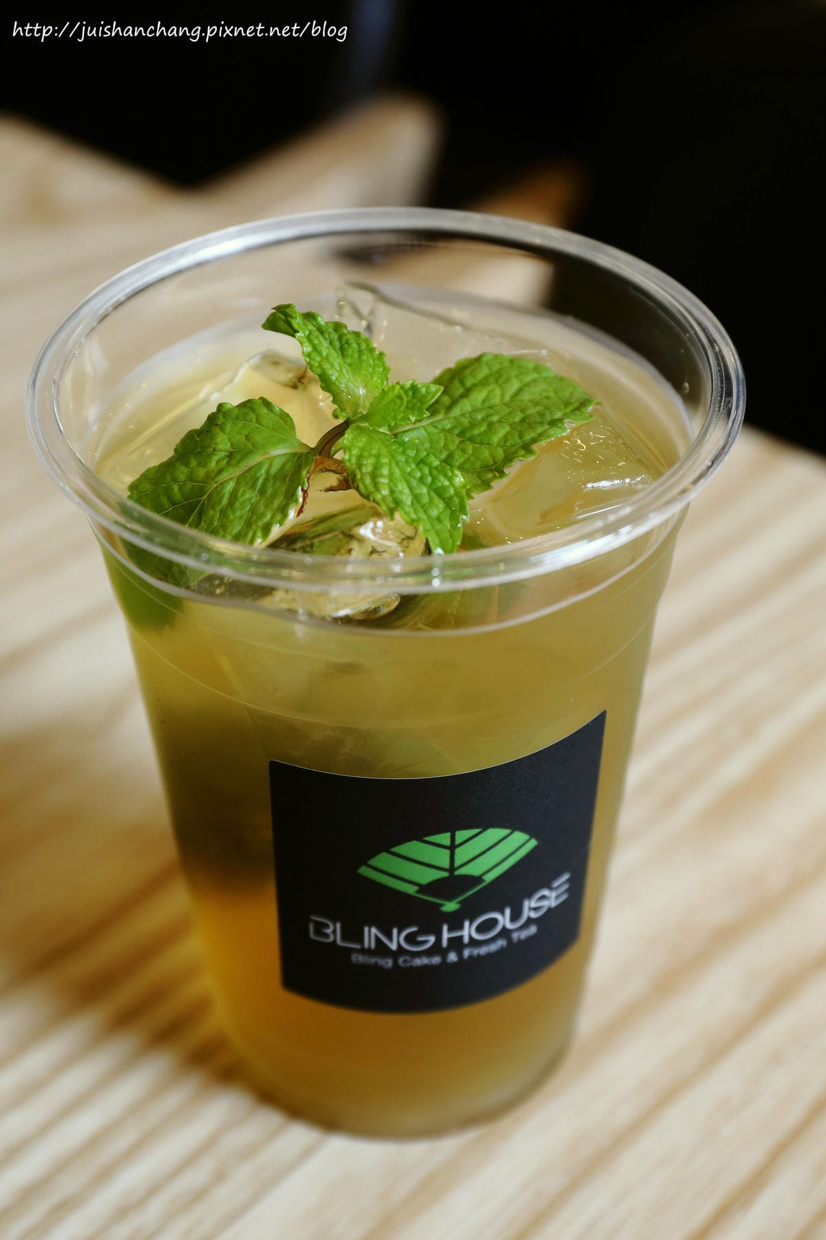 【食║台北】涼食帖BLING HOUSE〜夏日消暑呷這味。台灣第一家涼菓子咖啡館，冰涼Q軟讓人愛不釋“口”！