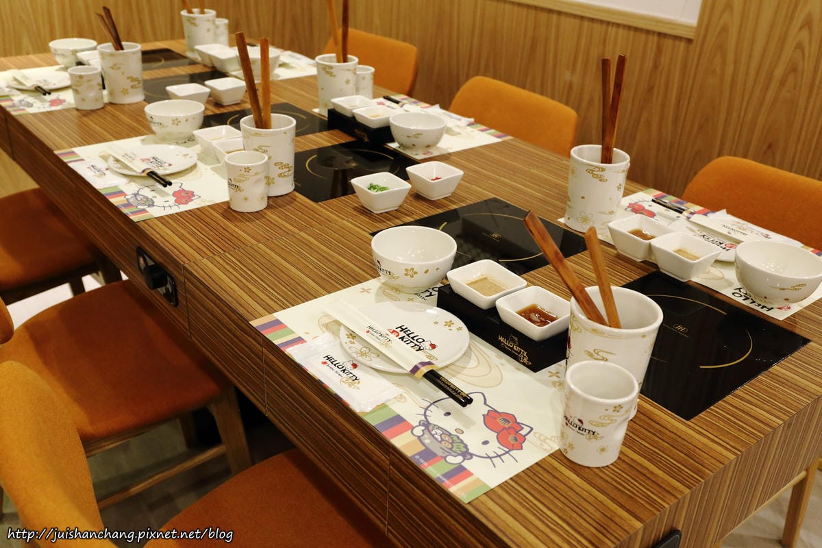 【食║台北】HELLO KITTY Shabu-Shabu 凱蒂貓主題日式涮涮鍋〜全球第一間！可愛指數破表！（7/7開始試營運囉！）