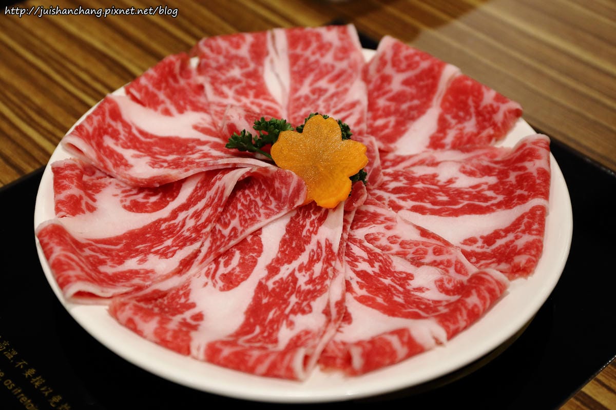 【食║台北】HELLO KITTY Shabu-Shabu 凱蒂貓主題日式涮涮鍋〜全球第一間！可愛指數破表！（7/7開始試營運囉！）