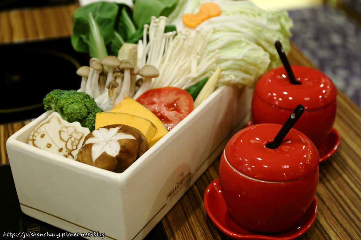 【食║台北】HELLO KITTY Shabu-Shabu 凱蒂貓主題日式涮涮鍋〜全球第一間！可愛指數破表！（7/7開始試營運囉！）