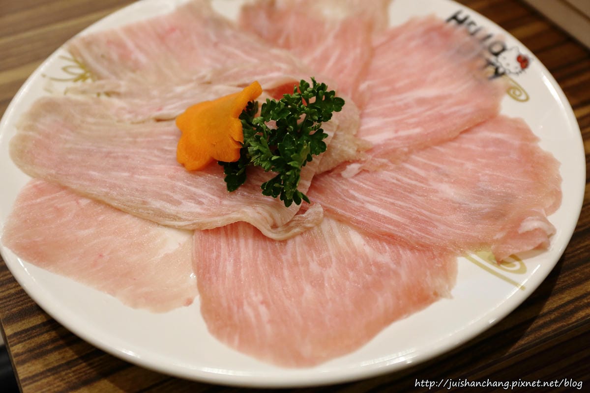 【食║台北】HELLO KITTY Shabu-Shabu 凱蒂貓主題日式涮涮鍋〜全球第一間！可愛指數破表！（7/7開始試營運囉！）