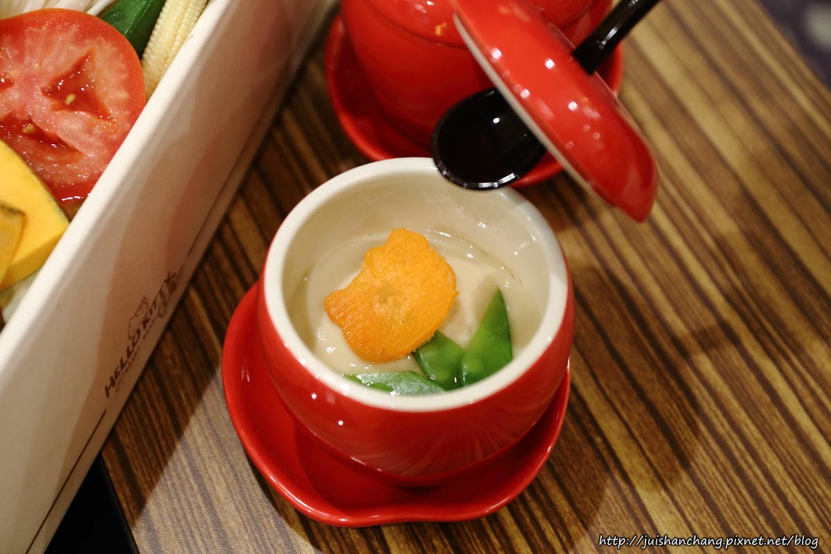 【食║台北】HELLO KITTY Shabu-Shabu 凱蒂貓主題日式涮涮鍋〜全球第一間！可愛指數破表！（7/7開始試營運囉！）