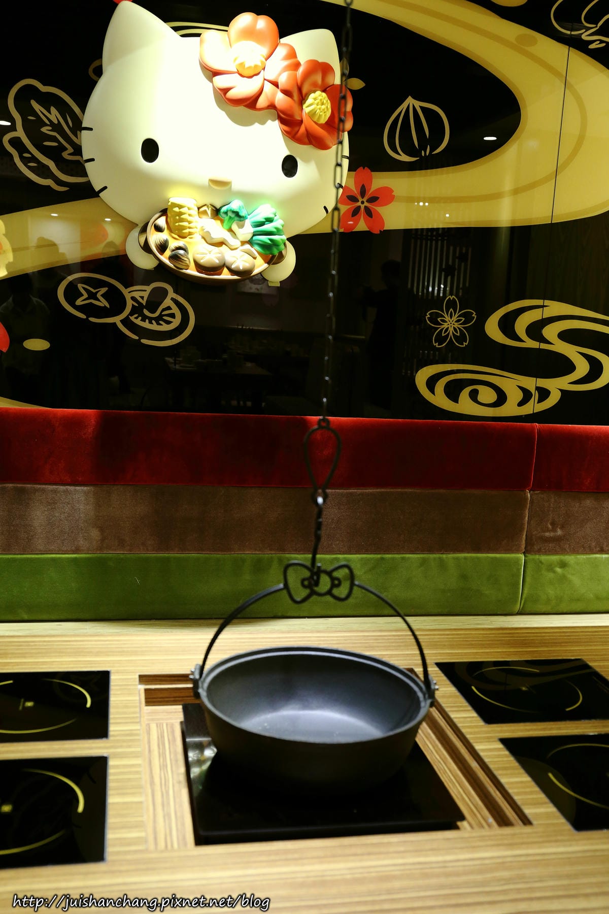 【食║台北】HELLO KITTY Shabu-Shabu 凱蒂貓主題日式涮涮鍋〜全球第一間！可愛指數破表！（7/7開始試營運囉！）