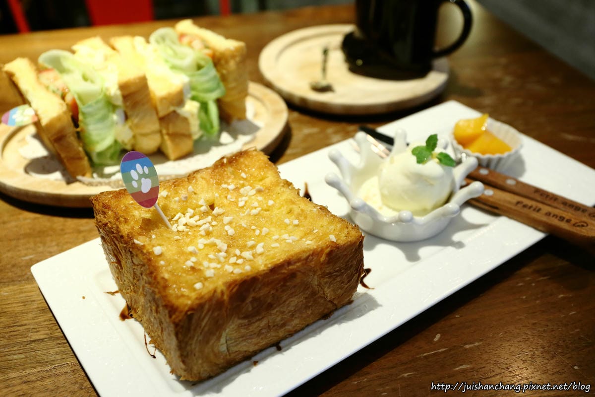 【食║台北】MinouMinou貓咪餐廳〜公館商圈裡美味早午餐。 貓奴淚推「太讚！」