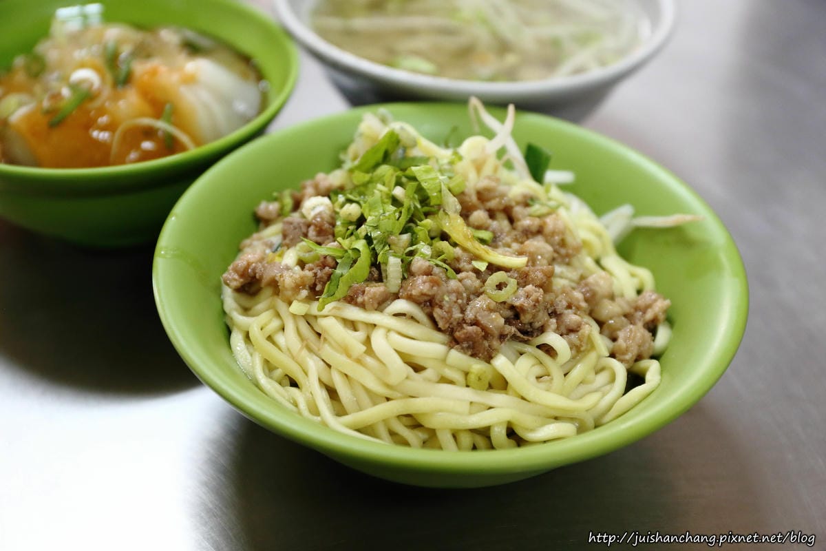 【食║台中沙鹿】沙鹿在地狼帶頭早餐特集〜阿水飯糰、邵氏飯糰、鹿寮大腸麵線、沙鹿肉圓福，沙鹿人氣早餐登場！