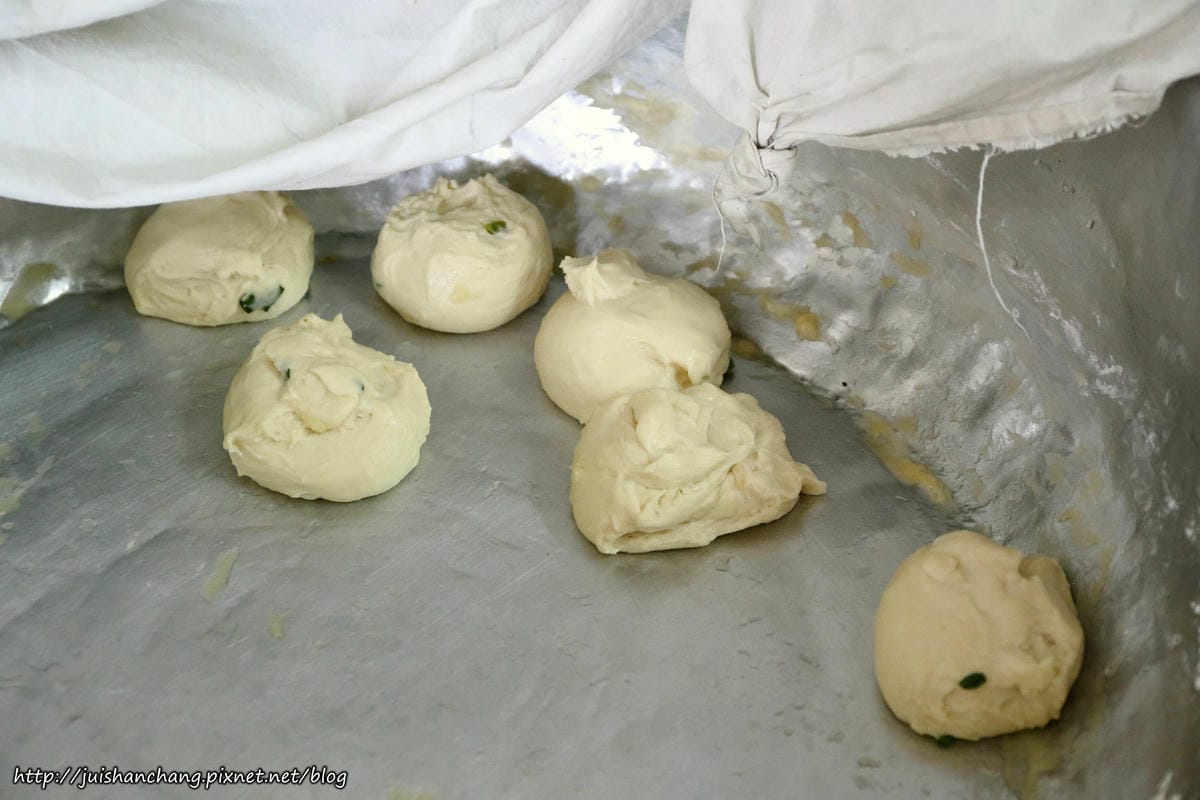 【食║台中沙鹿】沙鹿在地狼帶頭早餐特集〜阿水飯糰、邵氏飯糰、鹿寮大腸麵線、沙鹿肉圓福，沙鹿人氣早餐登場！