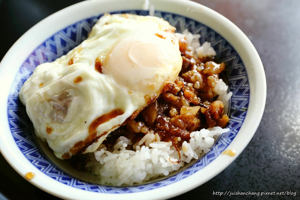 【食║宜蘭】阿德早午餐〜連宜蘭縣長也愛吃的銅板美食。滷肉飯+半熟蛋魅力無法擋，蛋汁流成這樣超犯規！