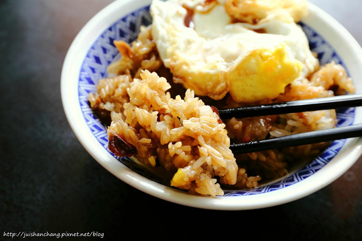 【食║宜蘭】阿德早午餐〜連宜蘭縣長也愛吃的銅板美食。滷肉飯+半熟蛋魅力無法擋，蛋汁流成這樣超犯規！