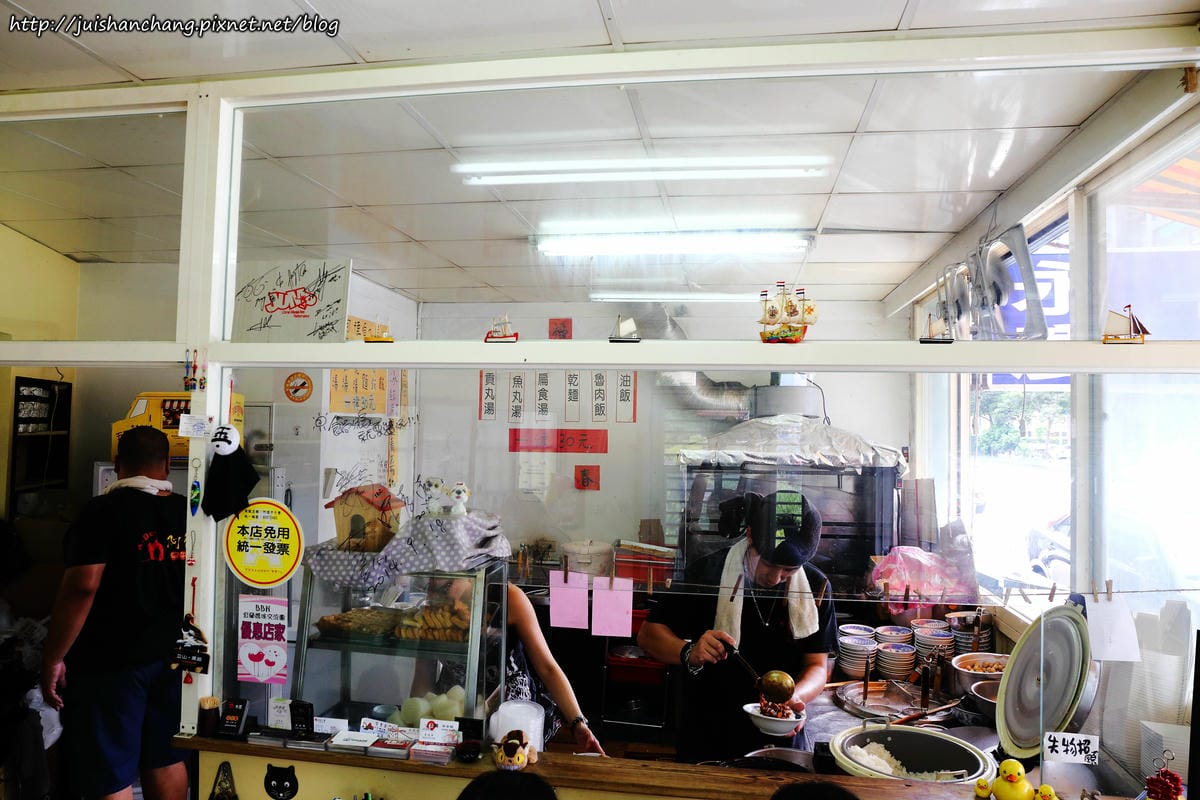 【食║宜蘭】阿德早午餐〜連宜蘭縣長也愛吃的銅板美食。滷肉飯+半熟蛋魅力無法擋，蛋汁流成這樣超犯規！