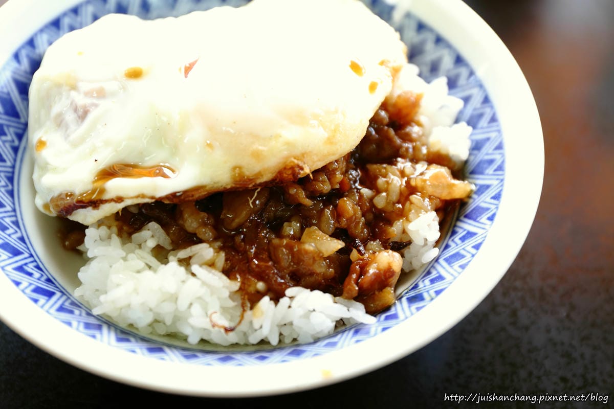 【食║宜蘭】阿德早午餐〜連宜蘭縣長也愛吃的銅板美食。滷肉飯+半熟蛋魅力無法擋，蛋汁流成這樣超犯規！