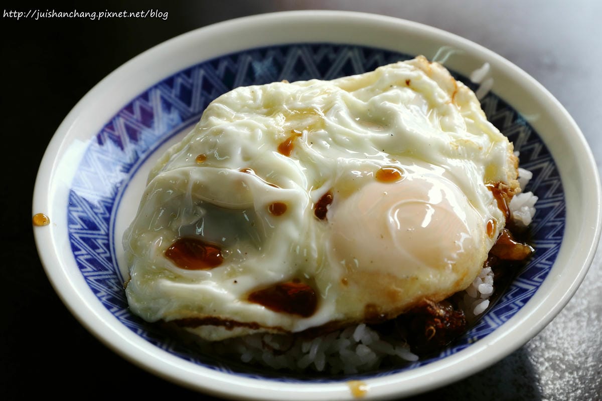 【食║宜蘭】阿德早午餐〜連宜蘭縣長也愛吃的銅板美食。滷肉飯+半熟蛋魅力無法擋，蛋汁流成這樣超犯規！