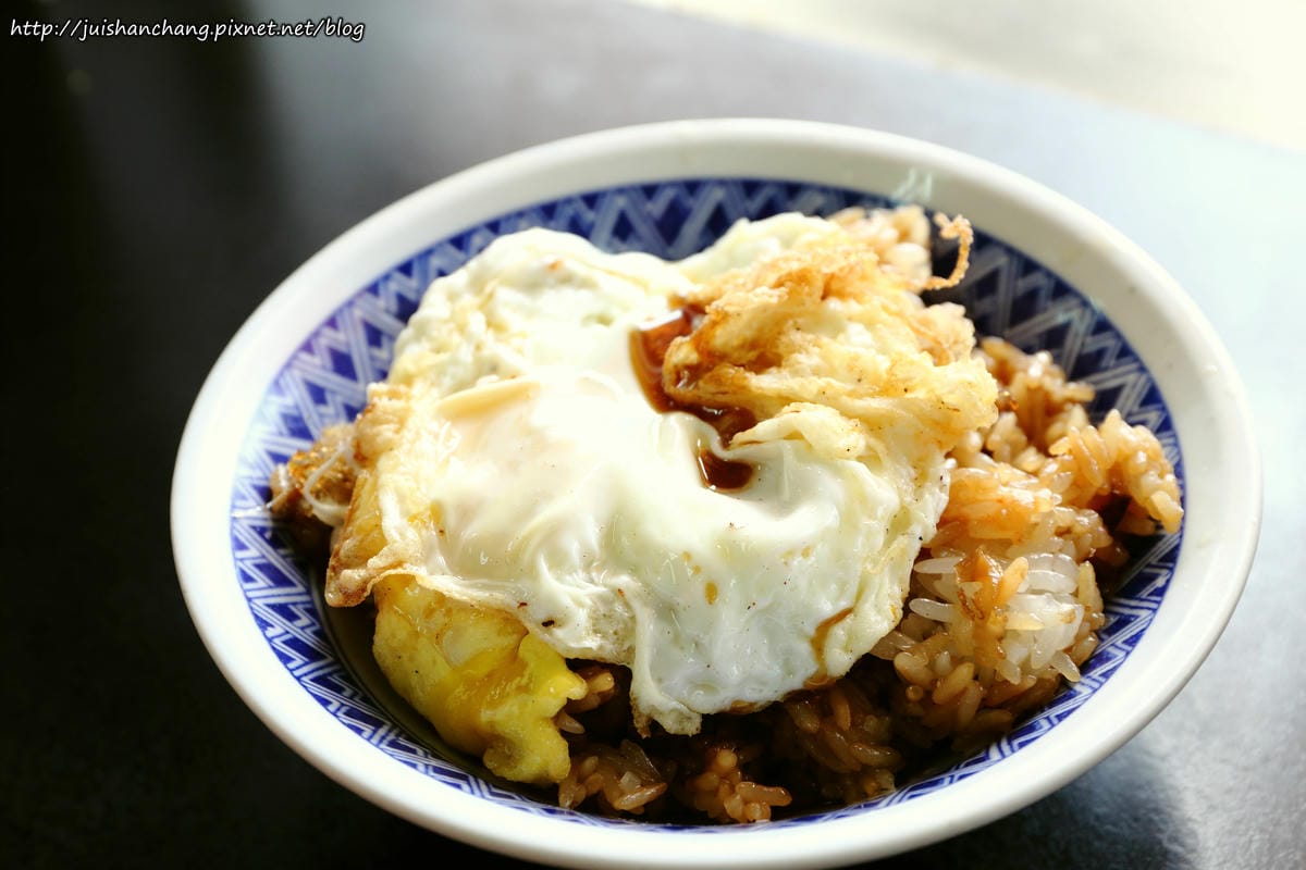 【食║宜蘭】阿德早午餐〜連宜蘭縣長也愛吃的銅板美食。滷肉飯+半熟蛋魅力無法擋，蛋汁流成這樣超犯規！