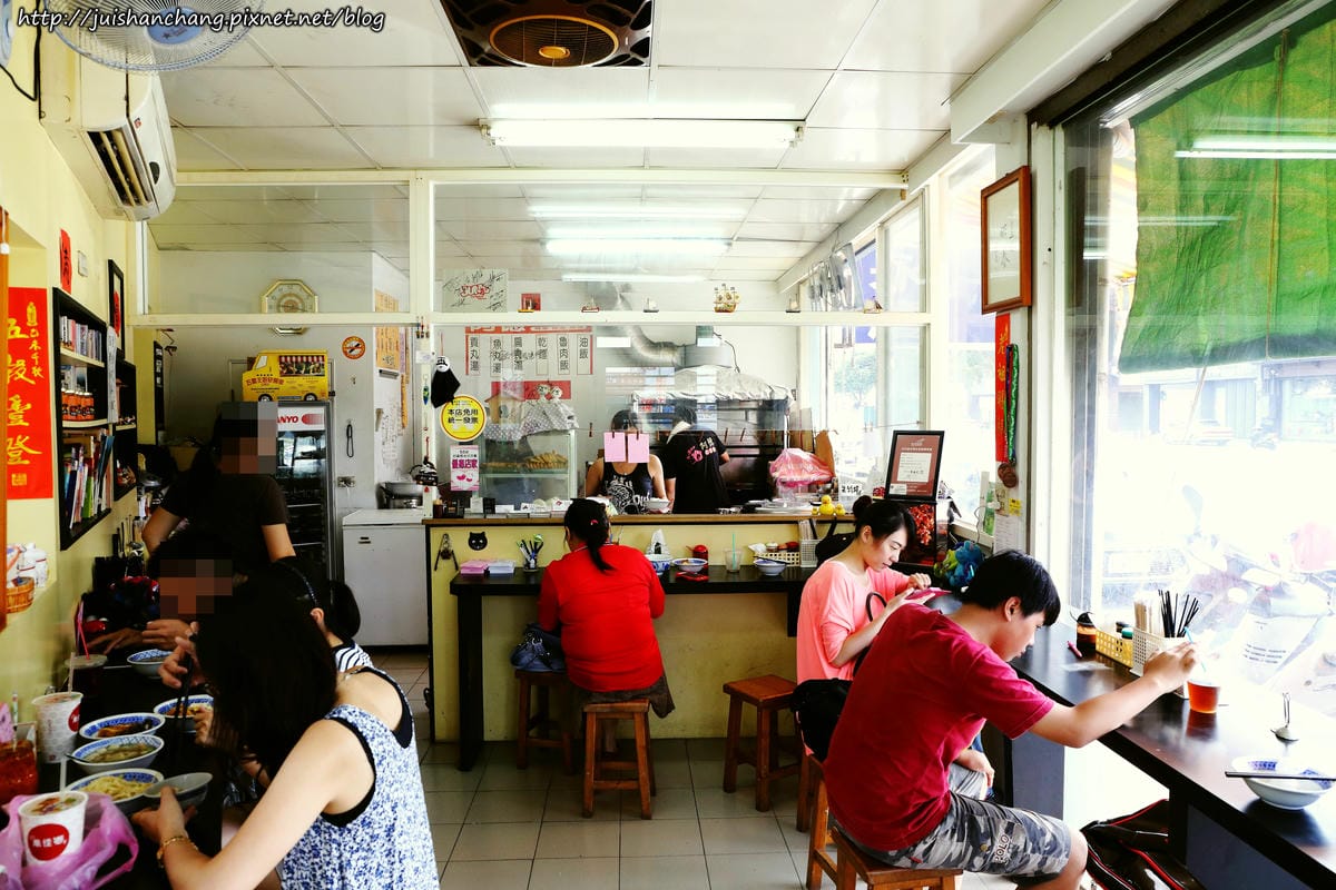 【食║宜蘭】阿德早午餐〜連宜蘭縣長也愛吃的銅板美食。滷肉飯+半熟蛋魅力無法擋，蛋汁流成這樣超犯規！