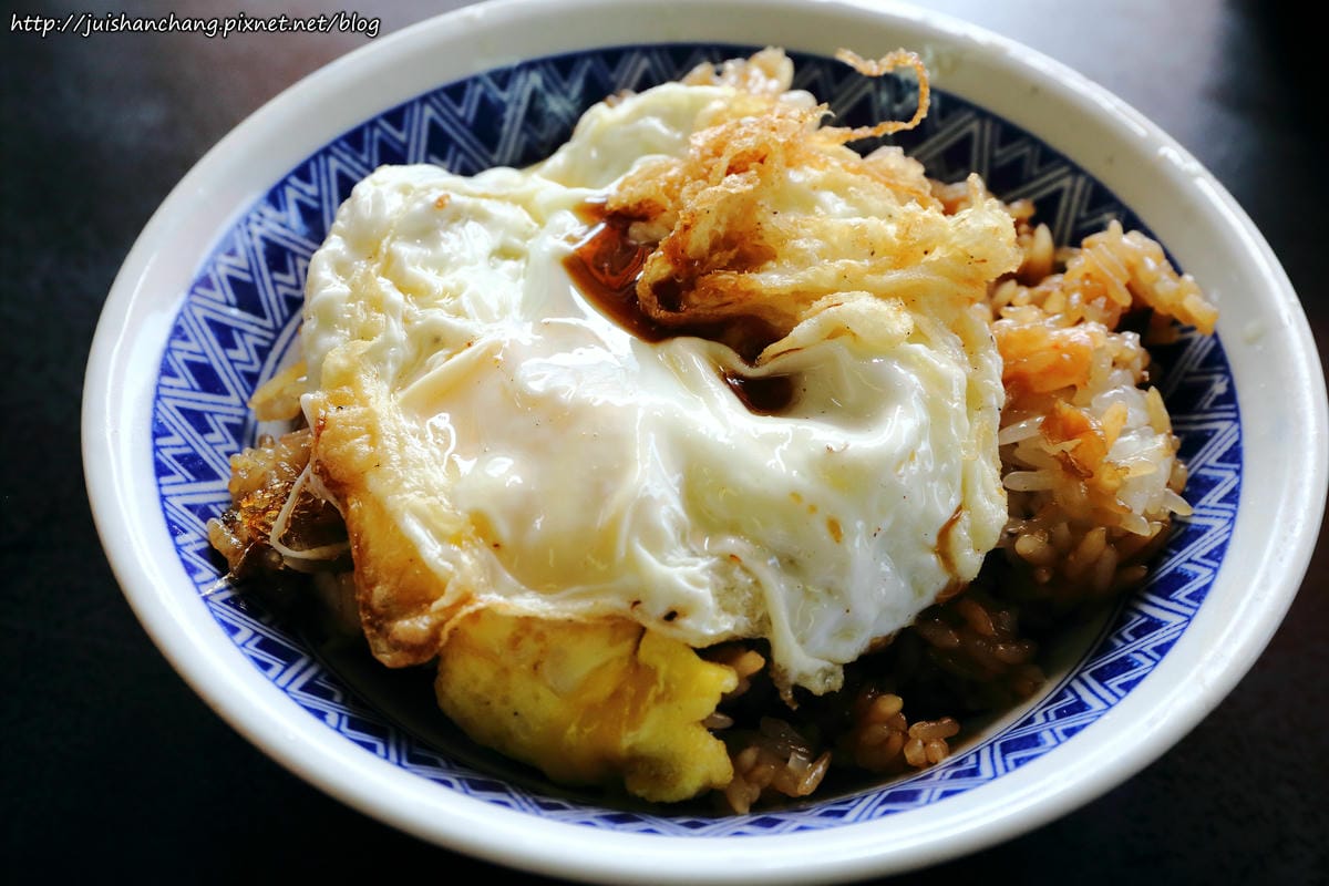 【食║宜蘭】阿德早午餐〜連宜蘭縣長也愛吃的銅板美食。滷肉飯+半熟蛋魅力無法擋，蛋汁流成這樣超犯規！