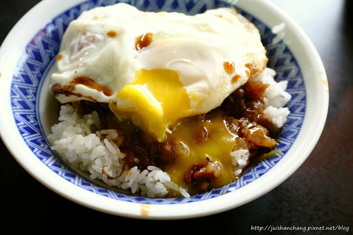 【食║宜蘭】阿德早午餐〜連宜蘭縣長也愛吃的銅板美食。滷肉飯+半熟蛋魅力無法擋，蛋汁流成這樣超犯規！