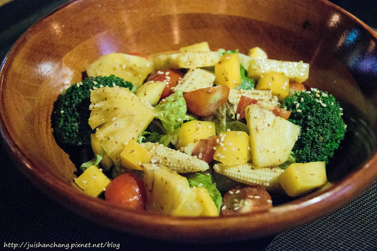 【食║台北】57食堂酒場-餐酒館Bistro～引領遼寧街夜市新風潮。喝杯小酒配上一些下酒菜，不用花大錢也能吃得到！