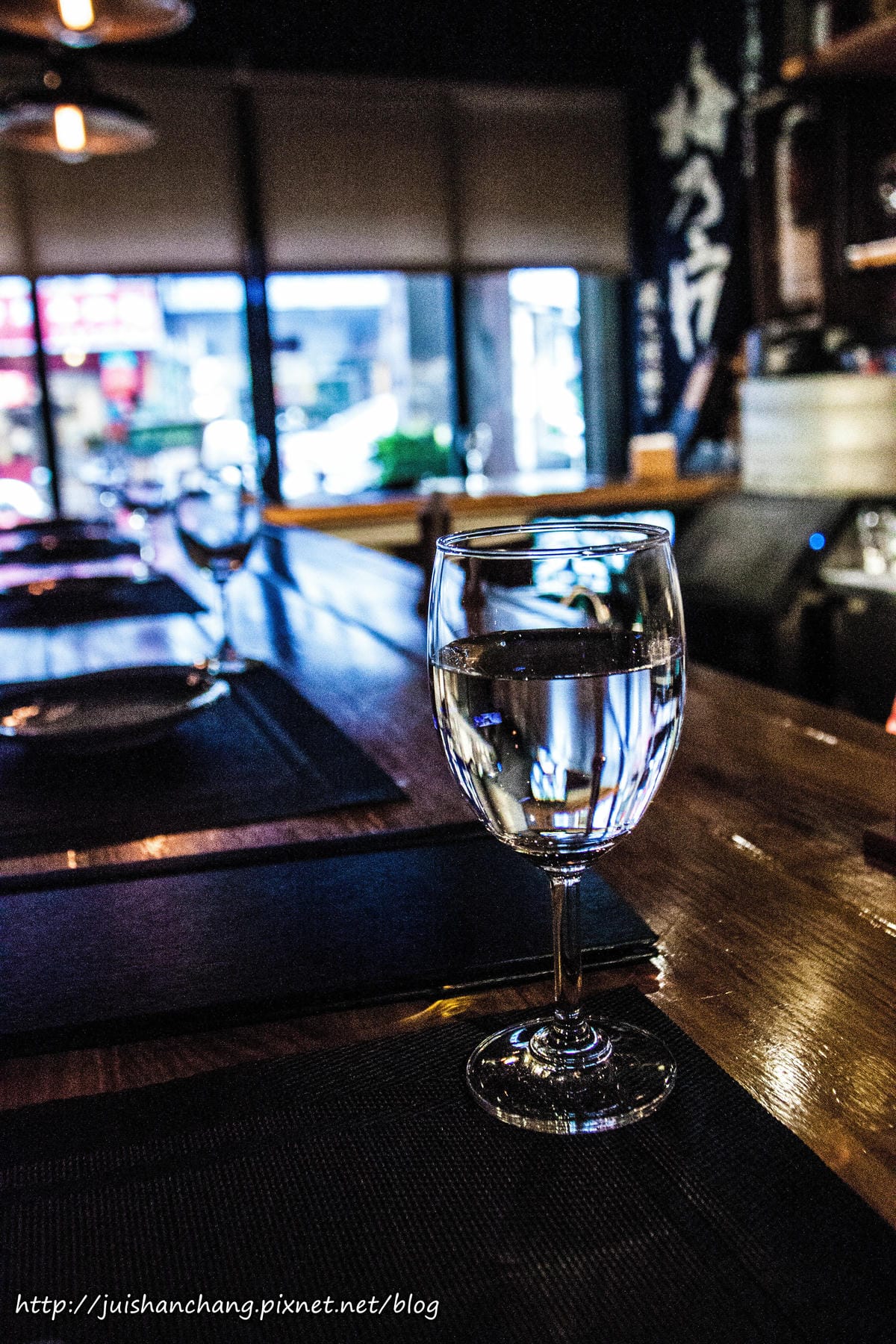 【食║台北】57食堂酒場-餐酒館Bistro～引領遼寧街夜市新風潮。喝杯小酒配上一些下酒菜，不用花大錢也能吃得到！