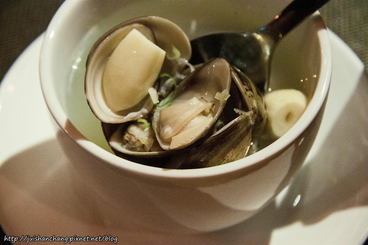 【食║台北】57食堂酒場-餐酒館Bistro～引領遼寧街夜市新風潮。喝杯小酒配上一些下酒菜，不用花大錢也能吃得到！