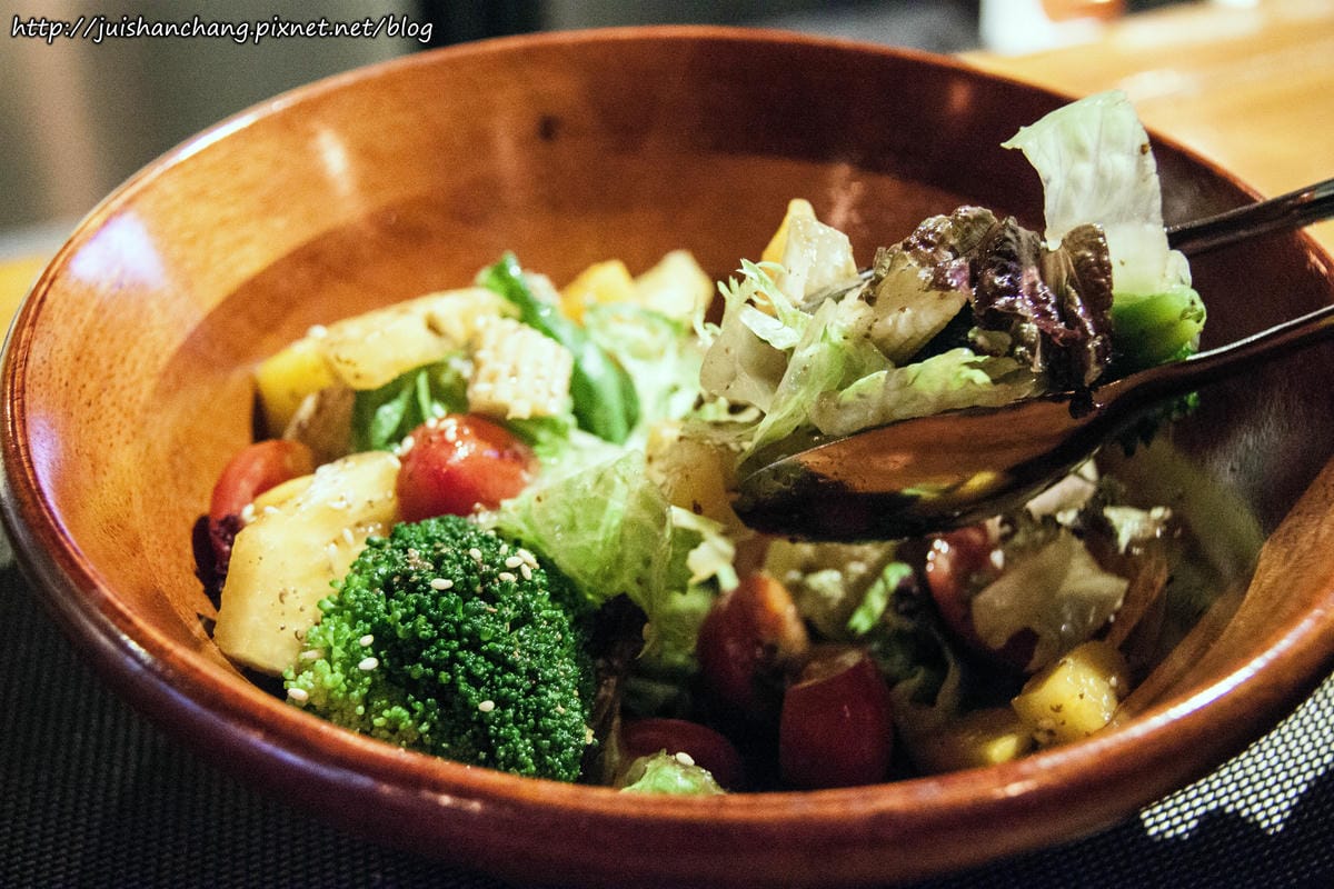 【食║台北】57食堂酒場-餐酒館Bistro～引領遼寧街夜市新風潮。喝杯小酒配上一些下酒菜，不用花大錢也能吃得到！