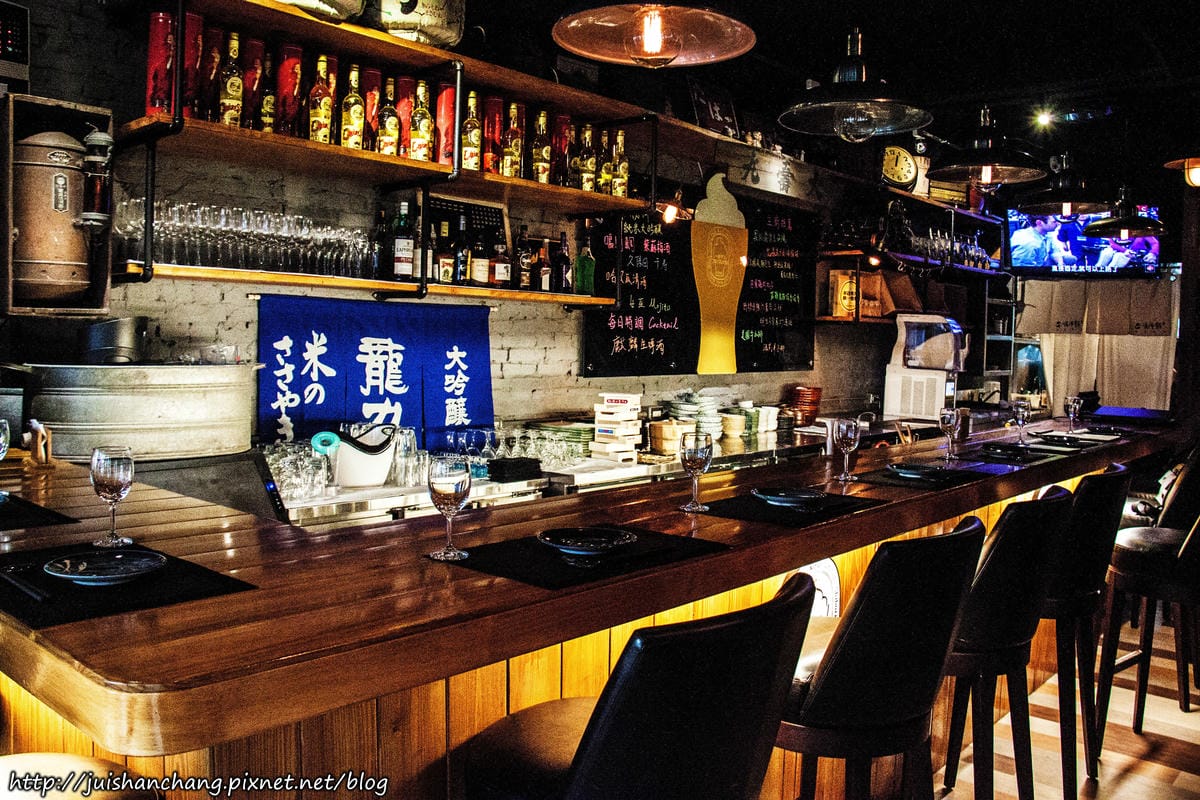 【食║台北】57食堂酒場-餐酒館Bistro～引領遼寧街夜市新風潮。喝杯小酒配上一些下酒菜，不用花大錢也能吃得到！