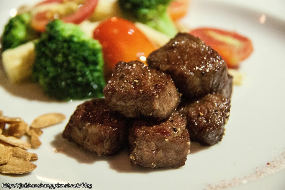 【食║台北】57食堂酒場-餐酒館Bistro～引領遼寧街夜市新風潮。喝杯小酒配上一些下酒菜，不用花大錢也能吃得到！