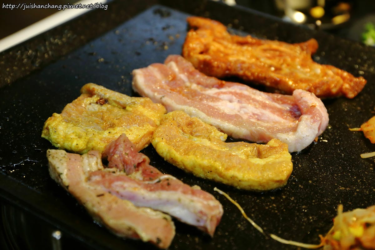 【食║台北】韓國第一品牌。八色韓式烤肉～韓國必吃美食終於來台啦！八種口味讓你一次品嘗，豪邁大口吃肉！（歡迎分享，文末留言可抽獎獲得小小兵公仔或美食兌換券）