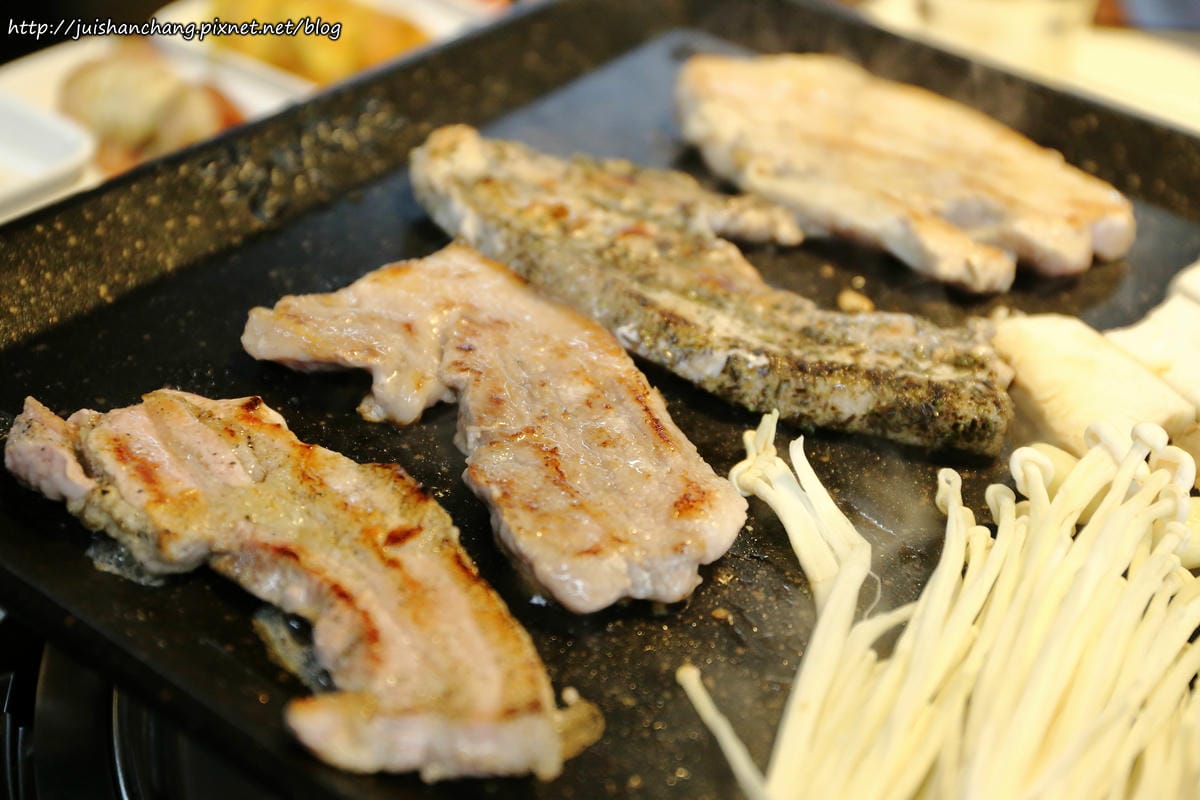 【食║台北】韓國第一品牌。八色韓式烤肉～韓國必吃美食終於來台啦！八種口味讓你一次品嘗，豪邁大口吃肉！（歡迎分享，文末留言可抽獎獲得小小兵公仔或美食兌換券）