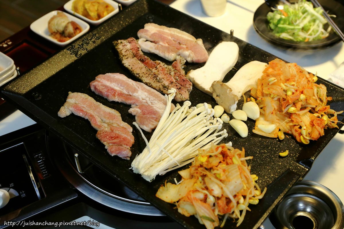 【食║台北】韓國第一品牌。八色韓式烤肉～韓國必吃美食終於來台啦！八種口味讓你一次品嘗，豪邁大口吃肉！（歡迎分享，文末留言可抽獎獲得小小兵公仔或美食兌換券）