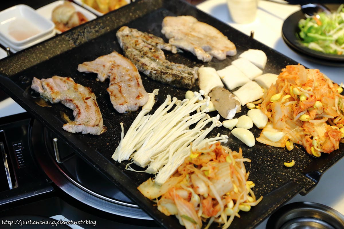 【食║台北】韓國第一品牌。八色韓式烤肉～韓國必吃美食終於來台啦！八種口味讓你一次品嘗，豪邁大口吃肉！（歡迎分享，文末留言可抽獎獲得小小兵公仔或美食兌換券）