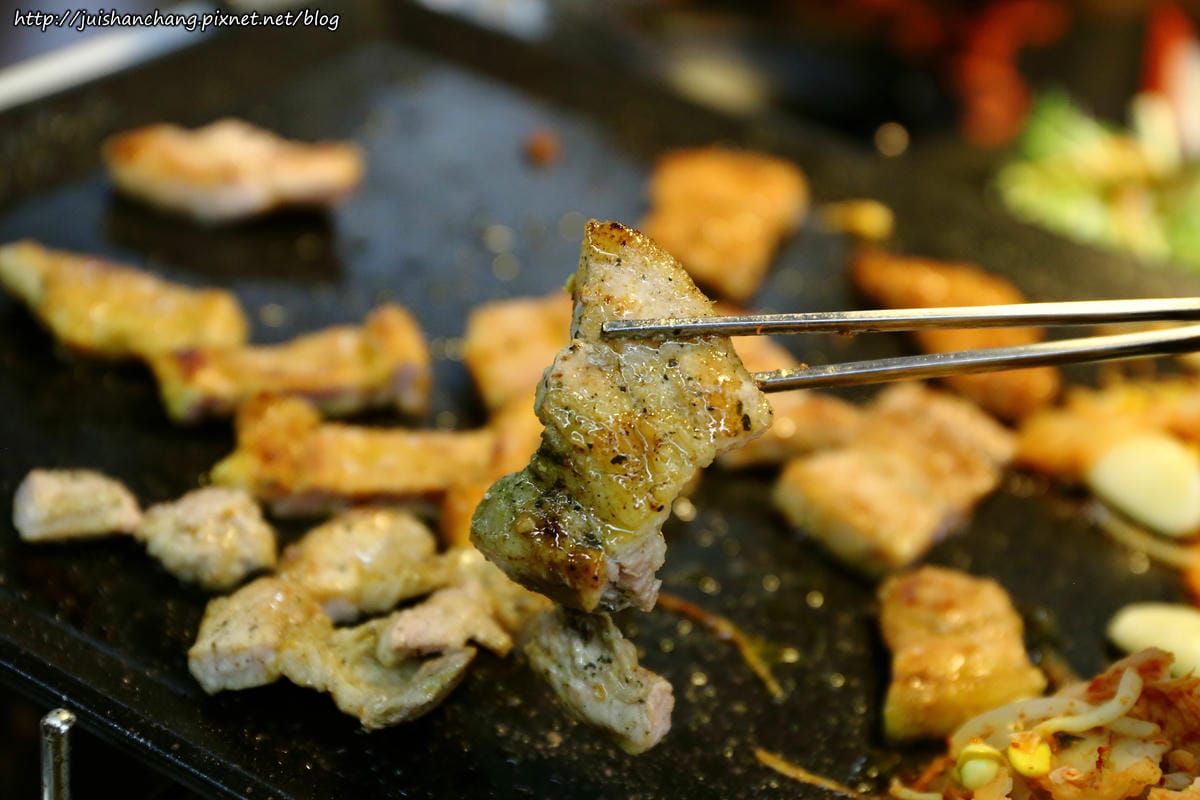 【食║台北】韓國第一品牌。八色韓式烤肉～韓國必吃美食終於來台啦！八種口味讓你一次品嘗，豪邁大口吃肉！（歡迎分享，文末留言可抽獎獲得小小兵公仔或美食兌換券）