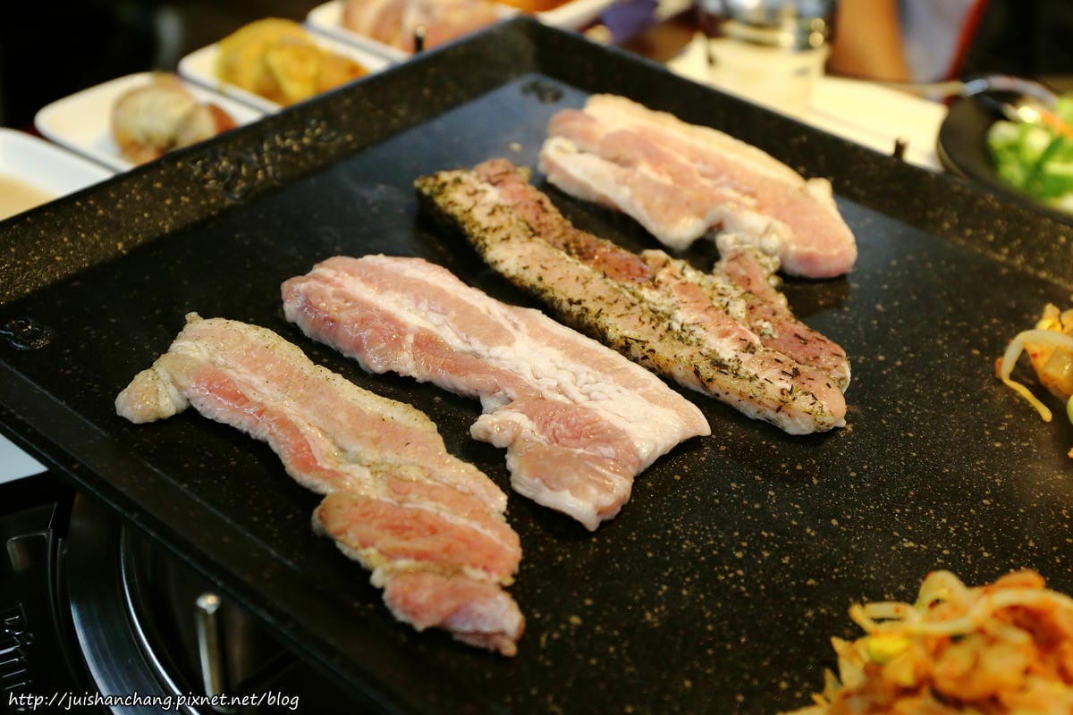 【食║台北】韓國第一品牌。八色韓式烤肉～韓國必吃美食終於來台啦！八種口味讓你一次品嘗，豪邁大口吃肉！（歡迎分享，文末留言可抽獎獲得小小兵公仔或美食兌換券）