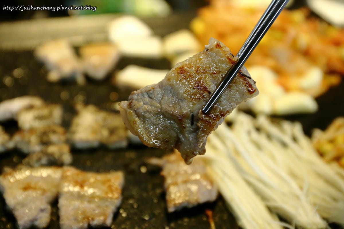 【食║台北】韓國第一品牌。八色韓式烤肉～韓國必吃美食終於來台啦！八種口味讓你一次品嘗，豪邁大口吃肉！（歡迎分享，文末留言可抽獎獲得小小兵公仔或美食兌換券）