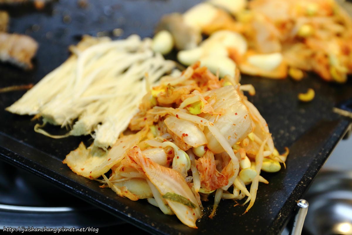 【食║台北】韓國第一品牌。八色韓式烤肉～韓國必吃美食終於來台啦！八種口味讓你一次品嘗，豪邁大口吃肉！（歡迎分享，文末留言可抽獎獲得小小兵公仔或美食兌換券）