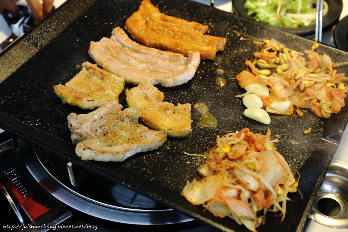 【食║台北】韓國第一品牌。八色韓式烤肉～韓國必吃美食終於來台啦！八種口味讓你一次品嘗，豪邁大口吃肉！（歡迎分享，文末留言可抽獎獲得小小兵公仔或美食兌換券）