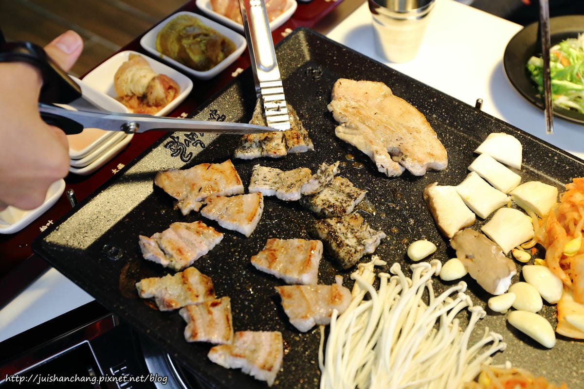 【食║台北】韓國第一品牌。八色韓式烤肉～韓國必吃美食終於來台啦！八種口味讓你一次品嘗，豪邁大口吃肉！（歡迎分享，文末留言可抽獎獲得小小兵公仔或美食兌換券）