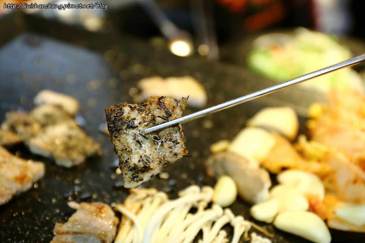 【食║台北】韓國第一品牌。八色韓式烤肉～韓國必吃美食終於來台啦！八種口味讓你一次品嘗，豪邁大口吃肉！（歡迎分享，文末留言可抽獎獲得小小兵公仔或美食兌換券）