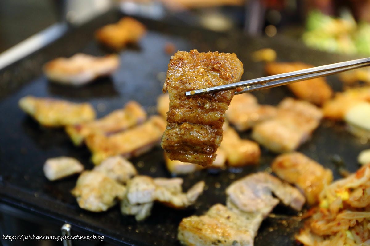 【食║台北】韓國第一品牌。八色韓式烤肉～韓國必吃美食終於來台啦！八種口味讓你一次品嘗，豪邁大口吃肉！（歡迎分享，文末留言可抽獎獲得小小兵公仔或美食兌換券）