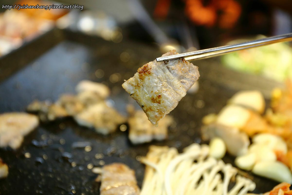 【食║台北】韓國第一品牌。八色韓式烤肉～韓國必吃美食終於來台啦！八種口味讓你一次品嘗，豪邁大口吃肉！（歡迎分享，文末留言可抽獎獲得小小兵公仔或美食兌換券）