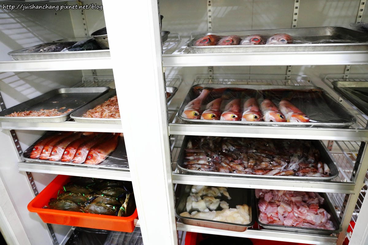 【食║宜蘭】壯圍阿國海鮮～令人意想不到藏在倉庫裡的美食，終於吃到傳說中的海鮮，果然是尚青啦！！！