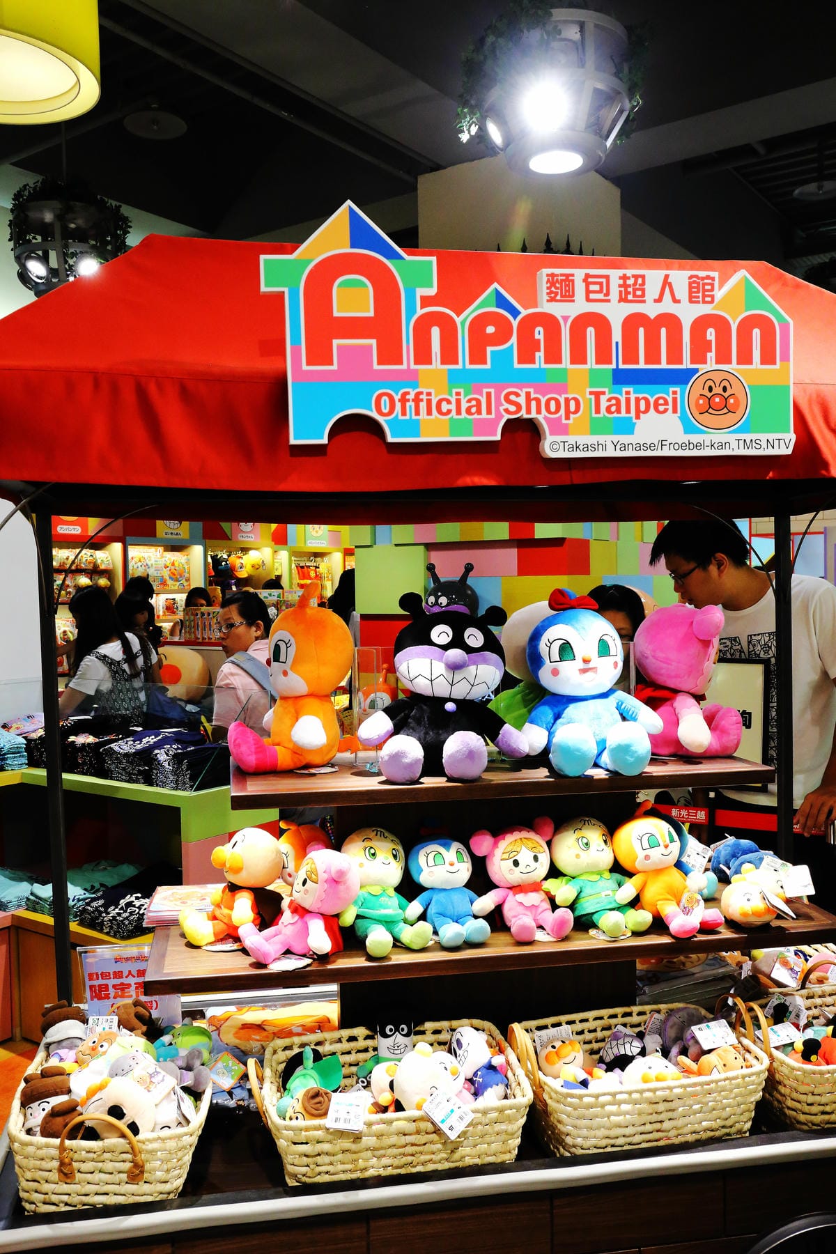 【台北║新光三越信義新天地A8】第一個《麵包超人》主題專賣店。搶先看！（歡迎分享，按讚分享抽麵包超人蛋糕盤+手帕）