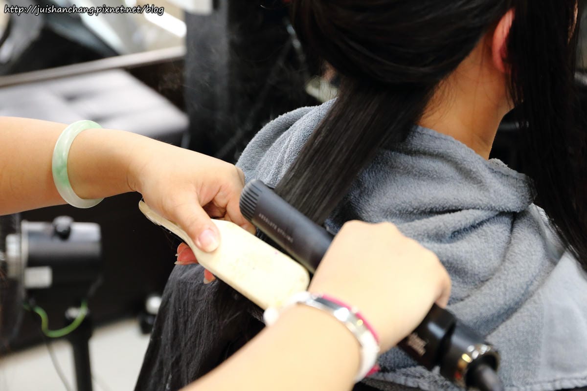 【台中。西屯區】波拉髮型設計～變髮日誌。忙翻天的媽媽也可以輕鬆變時尚喔，光澤髮絲好驚豔…