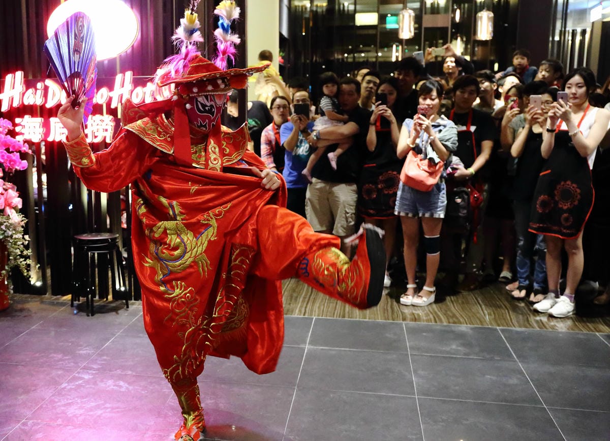 【食║台北信義區】海底撈台灣一號店～台灣也能吃到中國最強火鍋店了！服務至上，使命必達，目所未睹，真是大開眼界啊！（內附詳細菜單，分享本文+粉絲團按讚+留言就有機會參加抽獎唷！）　