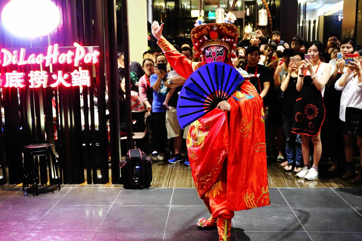 【食║台北信義區】海底撈台灣一號店～台灣也能吃到中國最強火鍋店了！服務至上，使命必達，目所未睹，真是大開眼界啊！（內附詳細菜單，分享本文+粉絲團按讚+留言就有機會參加抽獎唷！）　