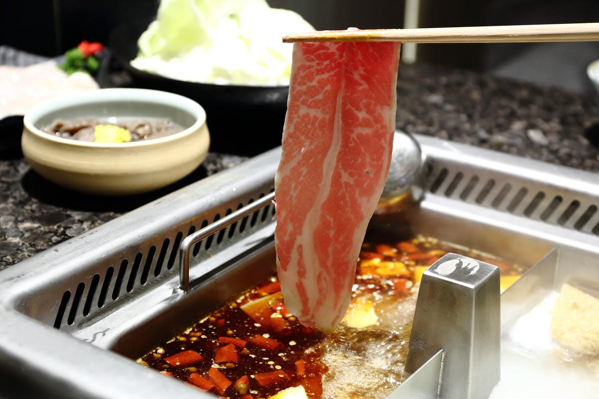 【食║台北信義區】海底撈台灣一號店～台灣也能吃到中國最強火鍋店了！服務至上，使命必達，目所未睹，真是大開眼界啊！（內附詳細菜單，分享本文+粉絲團按讚+留言就有機會參加抽獎唷！）　