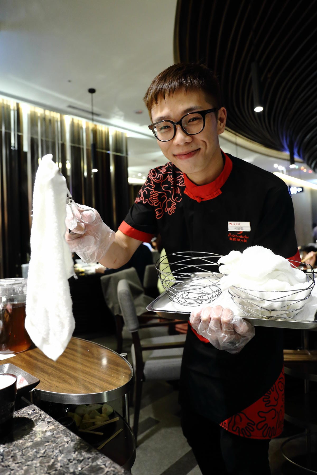 【食║台北信義區】海底撈台灣一號店～台灣也能吃到中國最強火鍋店了！服務至上，使命必達，目所未睹，真是大開眼界啊！（內附詳細菜單，分享本文+粉絲團按讚+留言就有機會參加抽獎唷！）　