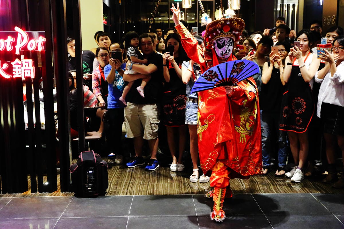 【食║台北信義區】海底撈台灣一號店～台灣也能吃到中國最強火鍋店了！服務至上，使命必達，目所未睹，真是大開眼界啊！（內附詳細菜單，分享本文+粉絲團按讚+留言就有機會參加抽獎唷！）　