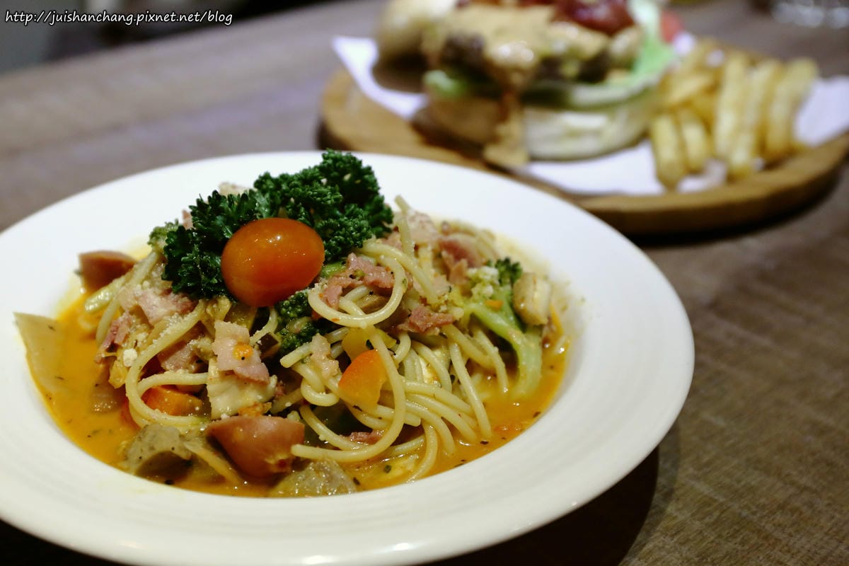 【食║台北大安區】胖東西廚房 CoolZi～國父紀念館巷弄內的隱藏版美食。法鬥犬『胖胖』開的餐廳！