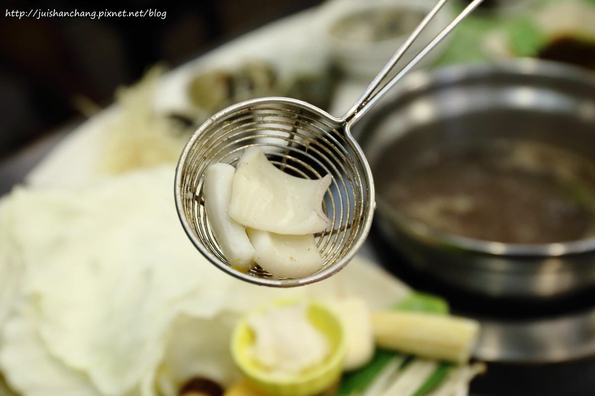 【食║台北中山區】鍋饕精緻涮涮鍋。大直捷運美食～豪邁擺盤，來這吃肉就對了，平價鍋物，CP值超高！