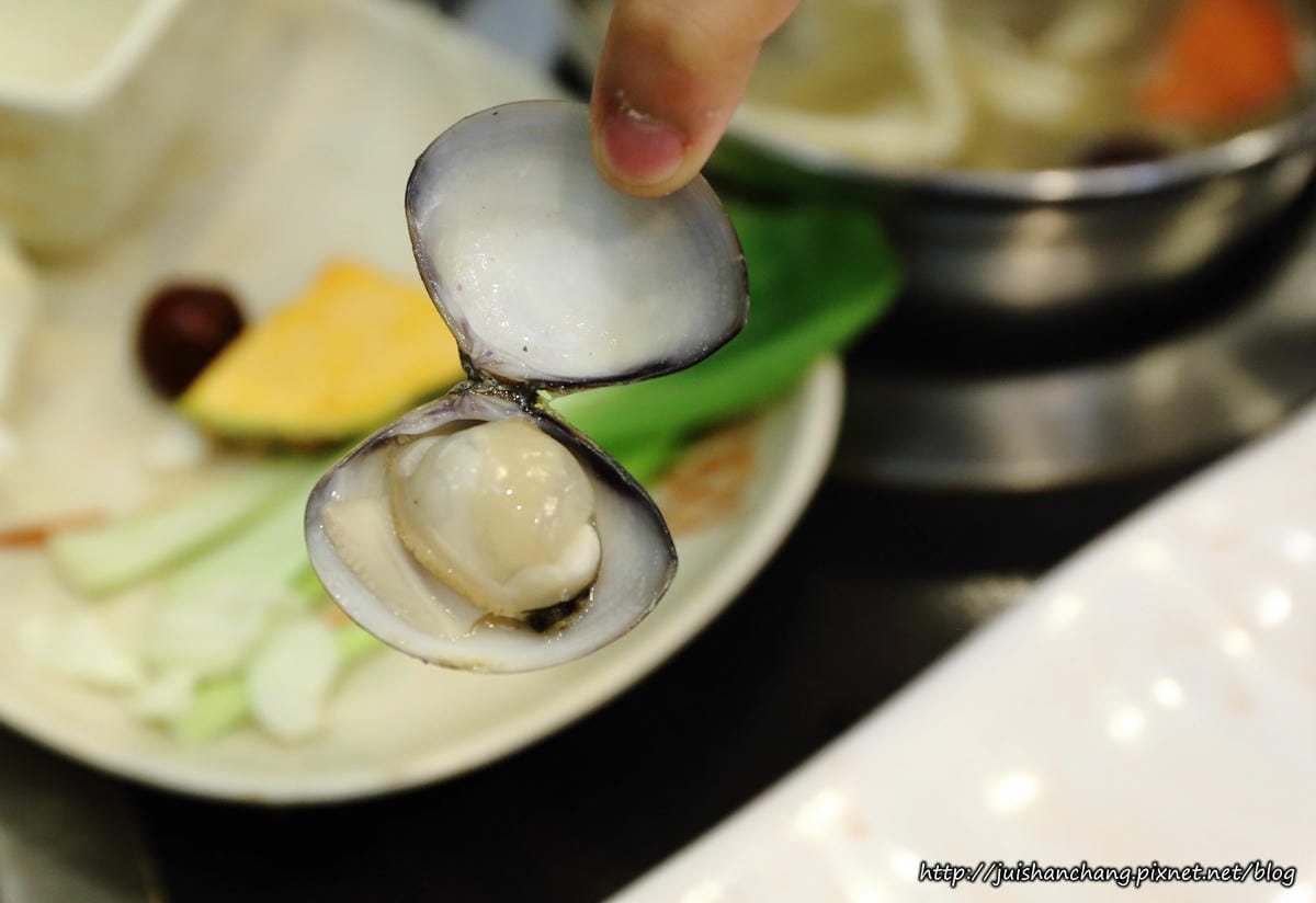 【食║台北中山區】鍋饕精緻涮涮鍋。大直捷運美食～豪邁擺盤，來這吃肉就對了，平價鍋物，CP值超高！