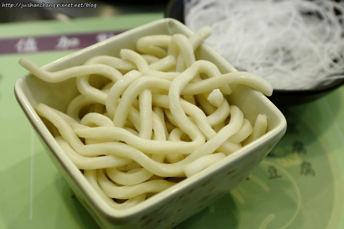 【食║台北中山區】鍋饕精緻涮涮鍋。大直捷運美食～豪邁擺盤，來這吃肉就對了，平價鍋物，CP值超高！